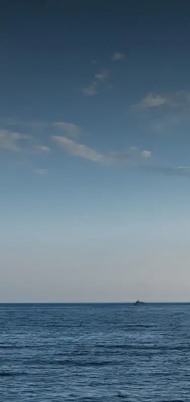 Небо с облаками и водоем